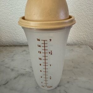 Tupperware #844 16 oz/500ml Quick Shake Mixer Shaker Tan/Sheer Drinks Dressings‎